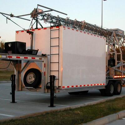 24m 25m 30m mobiele vrachtwagen trailer gemonteerd verlichting buisvormige cel op wielen telescopisch rooster antenne communicatietoren mast