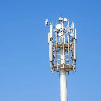 Monopooltoren voor telecommunicatie met massieve schachtontwerp en oppervlaktebehandelingsopties, waaronder thermisch verzinken en schilderen