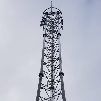 Zelfdragende 3-potige buisvormige stalen toren gegalvaniseerde telecommast geschikt voor buiten 5G 4G magnetroncommunicatie