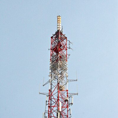 Heavy Duty 3 Legged Tubular Steel Tower gegalvaniseerde telecom structuur ontworpen voor lange levensduur buiten 5G 4G Microwave1