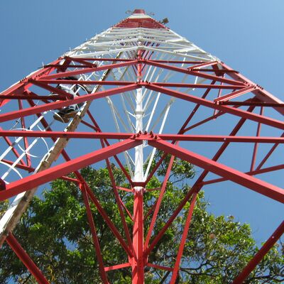 Hoekige, op maat gemaakte multi-circuit roostertoren met 3 poten voor communicatietransmissie Telecom voor tweeërlei gebruik