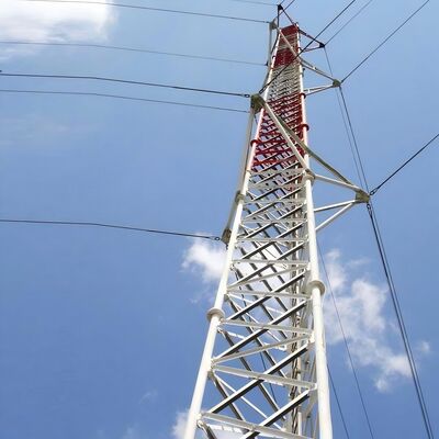 Ultrahoge afspankabeltoren voor langeafstandsradio-tv-uitzendingen ANSI/TIA-222 standaard robuuste vakwerkmast met gehard stalen ankersysteem