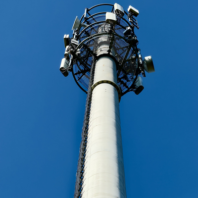 20m-40m industriële monopole telecomtoren met interne klimladder en onderhoudsplatform voor Urban Smart City-basisstation