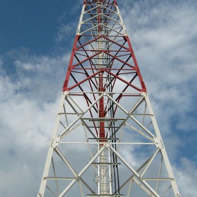 Hoogoplossende driehoekige radio Telecom 3 poten buisvormige stalen toren 40M/S