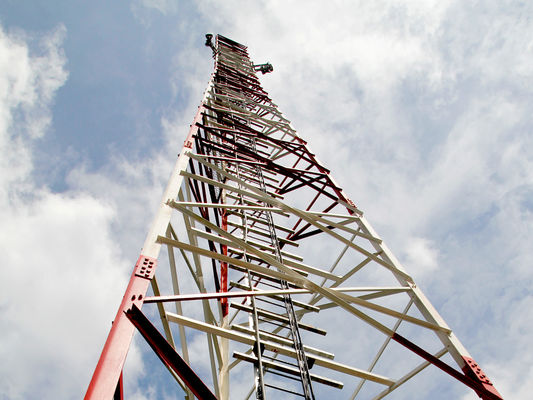 Hoogoplossende driehoekige radio Telecom 3 poten buisvormige stalen toren 40M/S