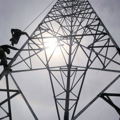Zelfonderhoudend internet 5G Telecommunicatie Antenne 3 poten hoekige stalen toren