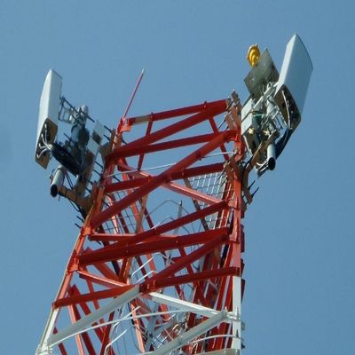 Satelliettelevisies Microwave Signal Radio Stalen structuur Toren Draadloze communicatie Masten 3 poten Hoekige stalen toren