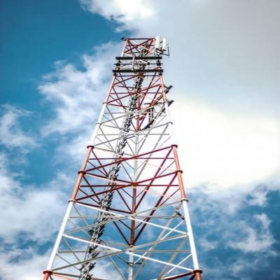 Zelfondersteunende telecomtoren 3 benen driehoekige hoek staal rooster toren
