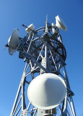 Professionele tekening Driehoekige antenne toren Radome materiaal Telecom Raster stalen torens