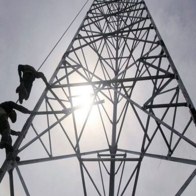 Q255B Q355B Q420B Ontwerp 3 poten hoekige stalen toren Telecommunicatietoren