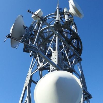 Q255B Q355B Q420B Ontwerp 3 poten hoekige stalen toren Telecommunicatietoren