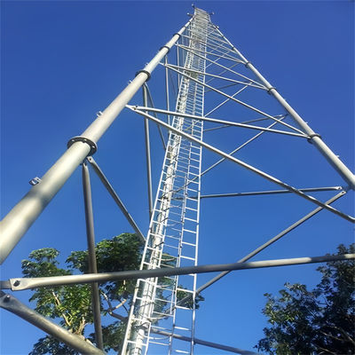 Driehoekige Telecom Tubulaire Zelf Ondersteunende Antenne Mast HDG 3 Legged Steel Gattice Tower
