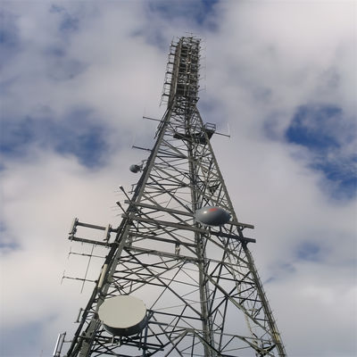 Telecom ondersteund driehoekig mastenontwerp Gelast draad toren gegalvaniseerd stalen rooster buisvormig