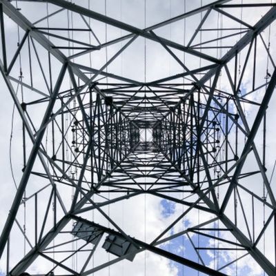Elektriciteit Hoogspanningsoverbrengsttoren Stalen paal Antenne Monopool toren