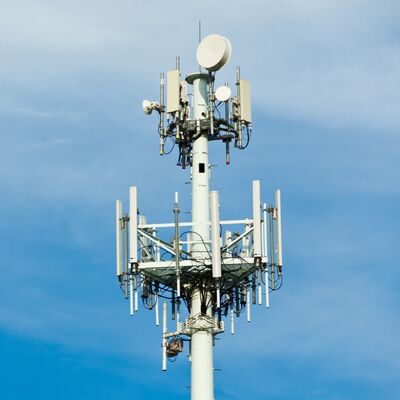 Monopole telecomtoren gebouwd van zachte en hoogvaste staalsoorten met EN 1991-1-4 & EN 1993-3-1 ontwerpcode voor prestaties