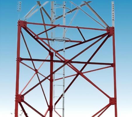 3-benige hoekstalen toren, driehoekige draadloze communicatietoren met structurele staalsoorten, waaronder ASTM A36-serie