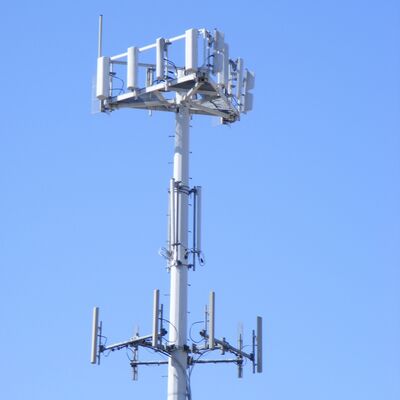 Monopole Tower zelfdragende telecomtoren met staalsoorten Q235B Q235C Q235D en Q355B Q355C Q355D die voldoen aan de normen EN 10025