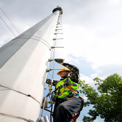 Monopole Tower telecomconstructie met hoog treksterke staal en zachte staalsoorten die voldoen aan GB T en EN 10025 normen