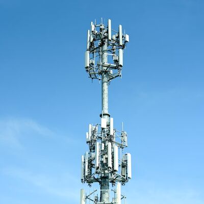 Monopole Tower telecomconstructie met hoog treksterke staal en zachte staalsoorten die voldoen aan GB T en EN 10025 normen