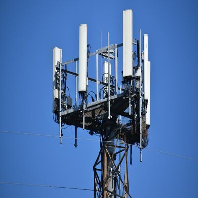 Monopole Tower telecomconstructie met hoog treksterke staal en zachte staalsoorten die voldoen aan GB T en EN 10025 normen