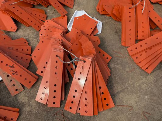 Hoekige stalen toren met 3 poten Driehoekige draadloze communicatietoren met ANSI TIA 222-ontwerpcode en stalen materialen met hoge treksterkte