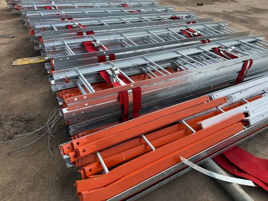 Hoekige stalen toren met 3 poten Driehoekige draadloze communicatietoren met ANSI TIA 222-ontwerpcode en stalen materialen met hoge treksterkte