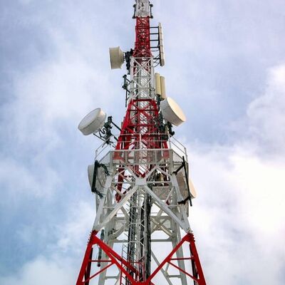 Gegalvaniseerde vierbenige hoekige stalen roostertoren voor het ontwerpen van 5G- en WiFi-internetverbindingen