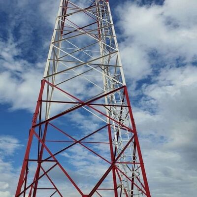 De Antennetoren van het batterij Reservezonnepaneel galvaniseerde Staal 15 25 30M 5G 4G-Toren van de Noodsituatietelecommunicatie