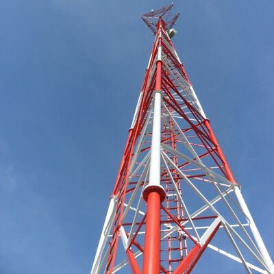 19 29 39M Multi-signaal 3-potige buisvormig gegalvaniseerd staal Zelfdragende buiten 5G 4G magnetronradiomast