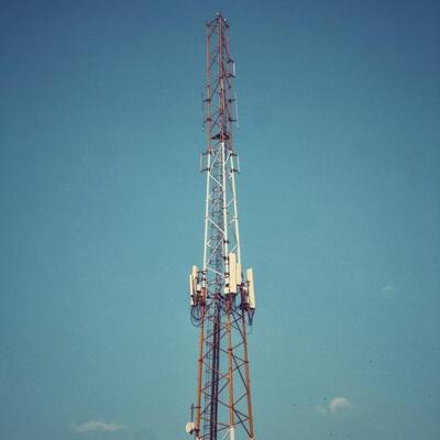 Gegalvaniseerde telecommast met 3 poten en lange levensduur, ontworpen voor buiten 5G 4G-microgolfnetwerktoepassingen