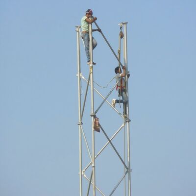 Gegalvaniseerde telecommast met 3 poten en lange levensduur, ontworpen voor buiten 5G 4G-microgolfnetwerktoepassingen
