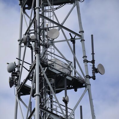 Zelfdragende 3-potige buisvormige stalen toren gegalvaniseerde telecommast geschikt voor buiten 5G 4G magnetroncommunicatie