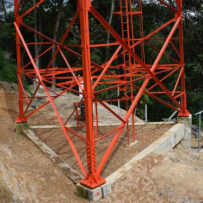 Hoekige, op maat gemaakte multi-circuit roostertoren met 3 poten voor communicatietransmissie Telecom voor tweeërlei gebruik