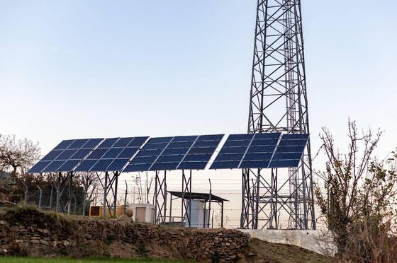 15 22 38M 4-poots hoekige off-grid zonne-rooster telecomtoren met gegalvaniseerd staal en batterijback-up voor noodcommunicatie