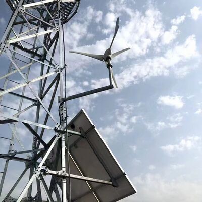 15 22 38M 4-poots hoekige off-grid zonne-rooster telecomtoren met gegalvaniseerd staal en batterijback-up voor noodcommunicatie