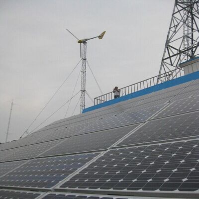 15 22 38M 4-poots hoekige off-grid zonne-rooster telecomtoren met gegalvaniseerd staal en batterijback-up voor noodcommunicatie