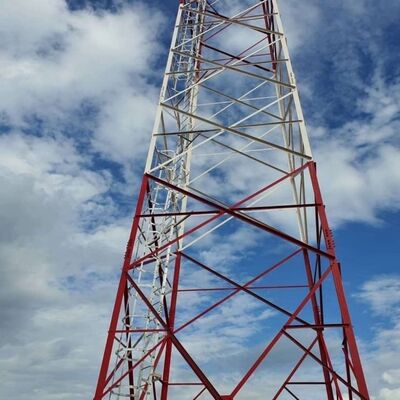 Hernieuwbare energie-compatibele communicatietoren voor monitoring van zonneparken in windparken