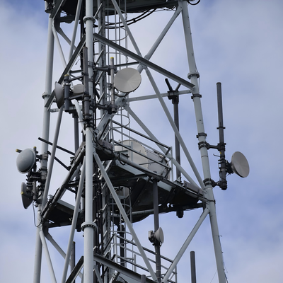 Buisvormige anticorrosieve 304 roestvrijstalen communicatietoren met 3 poten voor chemische fabrieksruimte
