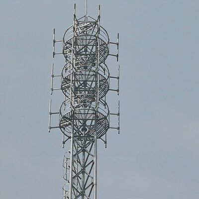 Buisvormige anticorrosieve 304 roestvrijstalen communicatietoren met 3 poten voor chemische fabrieksruimte