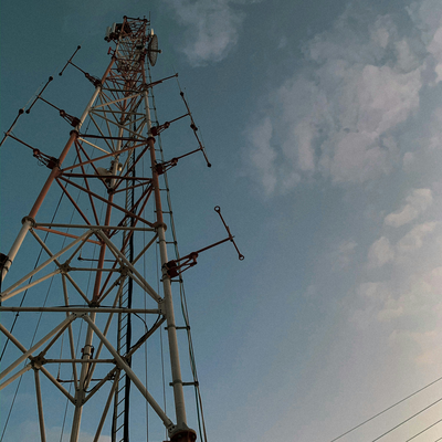 45M flens aangesloten 3-buis telecomtoren Eenvoudig onderhoud voor busterminalhub