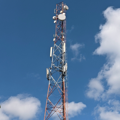 50M kosteneffectieve driepotige stalen communicatietoren met stalen traliewerk voor GSM/LTE-signaalbasisstation met thermisch verzinken Levensduur van 30 jaar