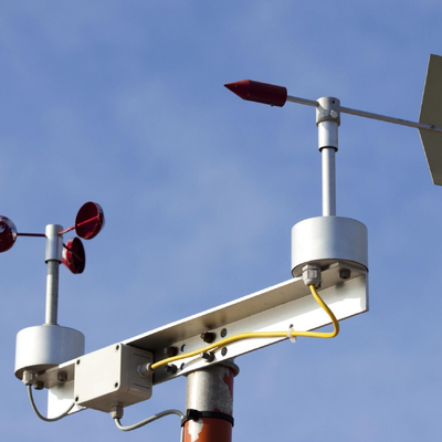60m-100m rooster-anemometertoren met hoge treksterkte en sensorbevestigingen op meerdere niveaus voor beoordeling van windparkbronnen